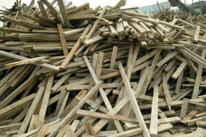 原木是国际木材贸易中常见的术材产品形式.原木按其用途或尺寸划